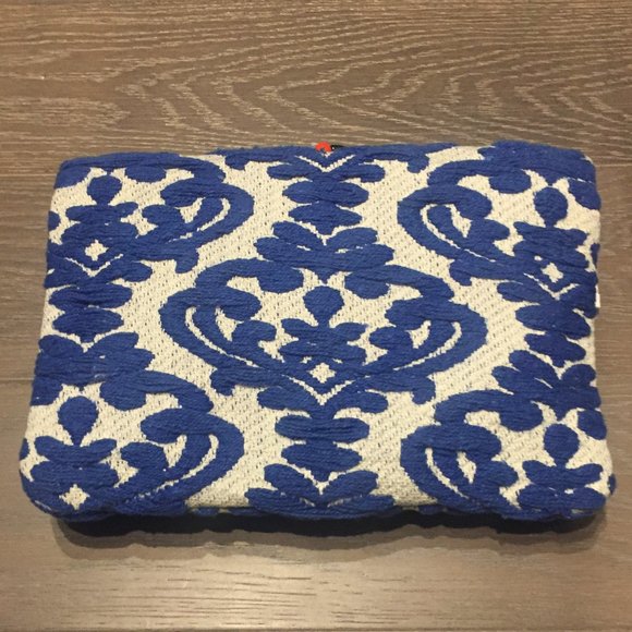 ⭐Host Pick⭐ Beautiful embroidered convertible clutch w gold chain and beadwork - Picture 2 of 5